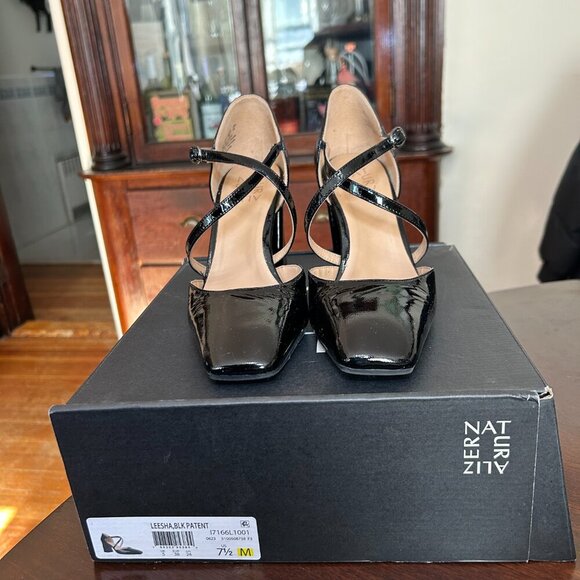 Naturalizer Women's Leesha Strappy Closed Toe Block Heel Pump - Picture 5 of 13